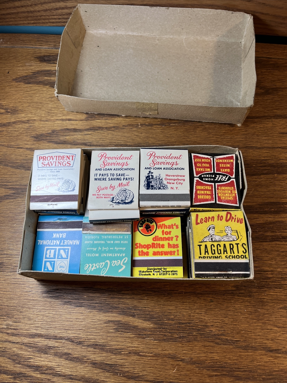 VINTAGE ADVERTISING BOOK MATCHES 29 TOTAL and Original cardboard box for ￼